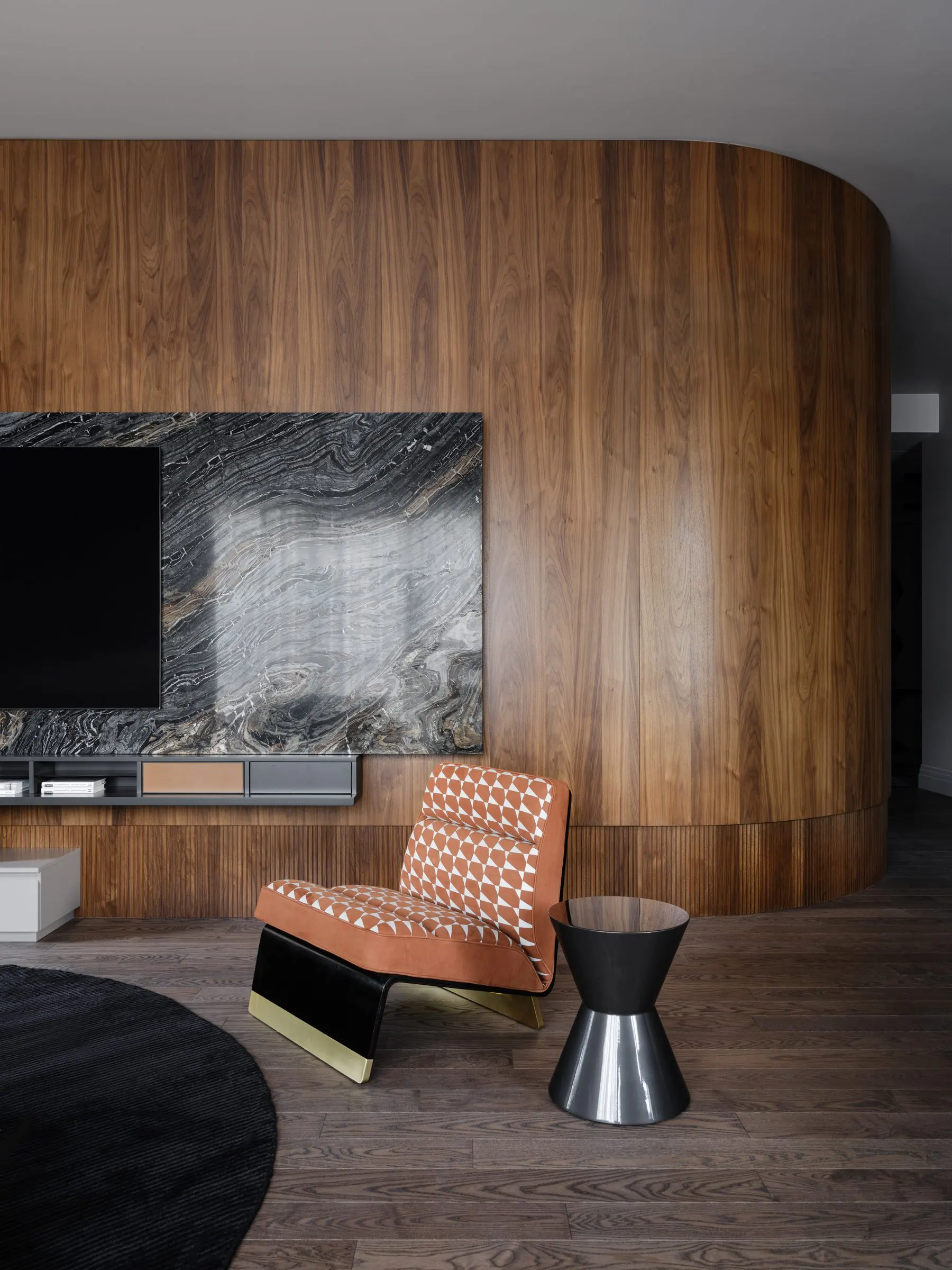 Гостиная квартиры 150 м² в ЖК «Магнум» с мраморной ТВ-стеной, проект TELETASK