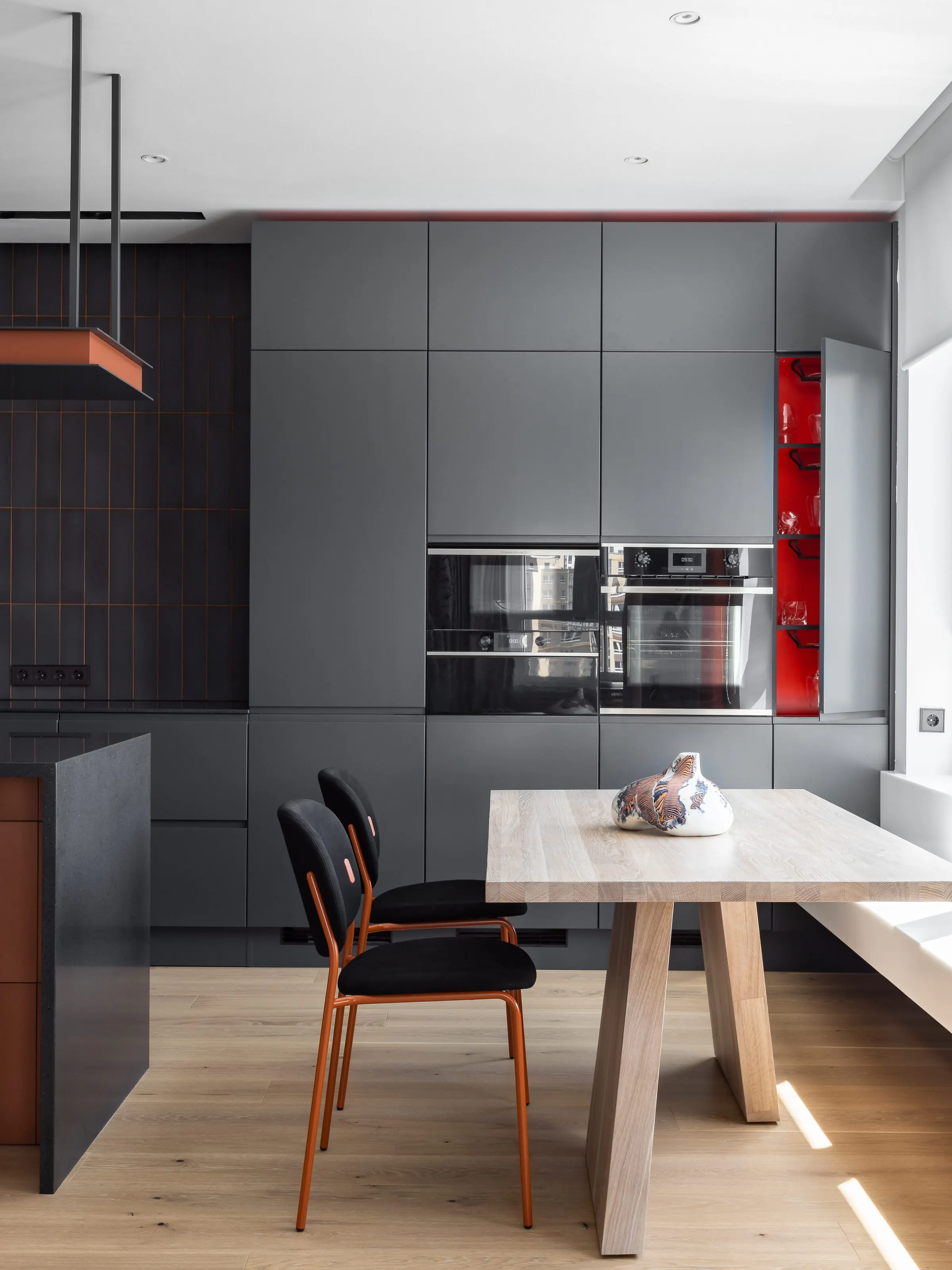 Кухня-гостиная яркой квартиры 120 м² в ЖК «Ньютон» с акцентами цвета, проект TELETASK